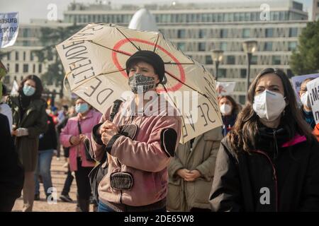 La marea blanca a marché ce dimanche de Neptune à Colón pour dire "assez! À la gestion chaotique et imprudente de la santé du gouvernement d'Isabe Banque D'Images