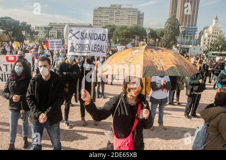 La marea blanca a marché ce dimanche de Neptune à Colón pour dire "assez! À la gestion chaotique et imprudente de la santé du gouvernement d'Isabe Banque D'Images