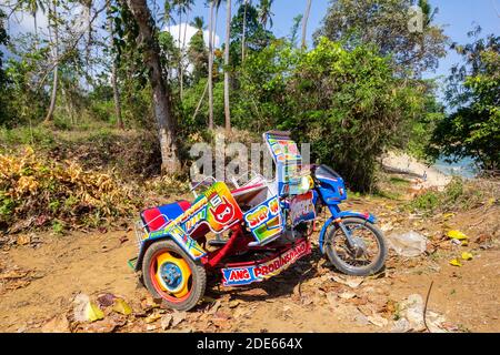 Un tricycle construit sur mesure, un véhicule de tourisme local à Sulu, Philippines Banque D'Images