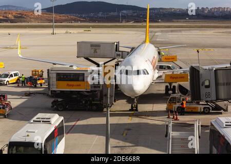 Avion de ligne de type Airbus A320 stationné dans une zone de service avec ambulift, ascenseur de restauration et jetée d'air connectés. Vue avant. Aéroport Sabiha Gokcen Banque D'Images