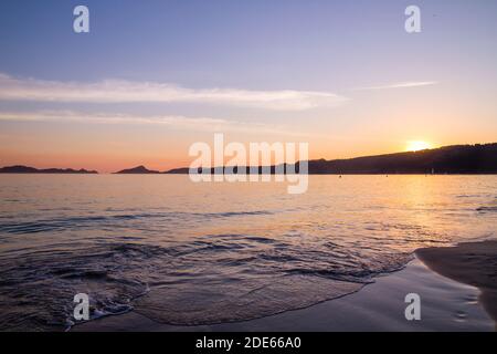 Coucher de soleil sur la plage de Nerga et les îles Cies en arrière-plan, Pontevedra, Espagne Banque D'Images