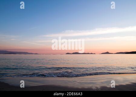 La plage de Nerga et les îles Cies en arrière-plan, Pontevedra, Espagne Banque D'Images