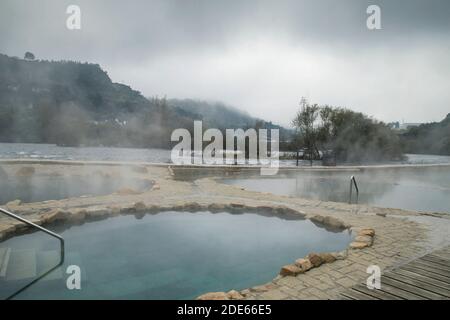 Sources chaudes Muiño da Veiga, piscines dans le lit du Minho à Ourense, Espagne Banque D'Images