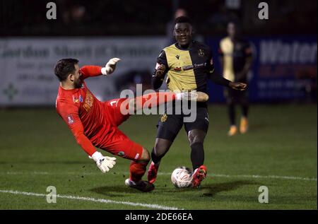 Havant et le gardien de but de Waterlooville Ross Worner s’attaque à Momodou Touray de Marine à l’extérieur de la région et rate le ballon lors du deuxième match de la coupe Emirates FA au Rossett Park, à Crosby. Banque D'Images