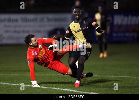 Havant et le gardien de but de Waterlooville Ross Worner s’attaque à Momodou Touray de Marine à l’extérieur de la région et rate le ballon lors du deuxième match de la coupe Emirates FA au Rossett Park, à Crosby. Banque D'Images