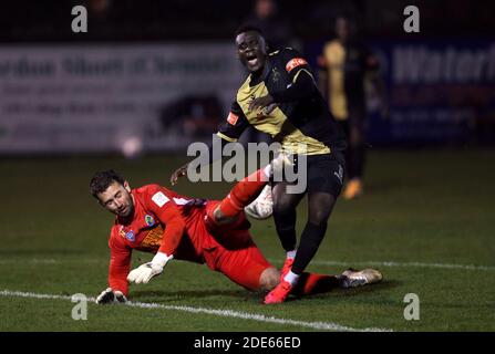 Havant et le gardien de but de Waterlooville Ross Worner s’attaque à Momodou Touray de Marine à l’extérieur de la région et rate le ballon lors du deuxième match de la coupe Emirates FA au Rossett Park, à Crosby. Banque D'Images