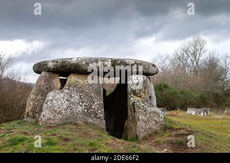 A Casiña da Moura, dolmen mégalithique de Maus de Salas, Muiños, monuments funéraires dans la province d'Ourense, Galice, Espagne Banque D'Images