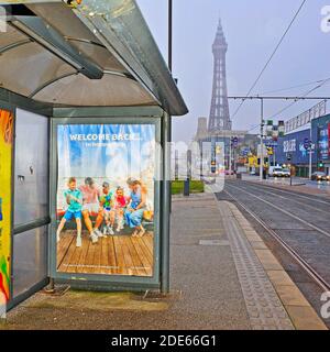 Je n'en reviens pas aux Happy Days car Blackpool (et lancashire) revient à la troisième place après le deuxième confinement de l'année se termine le 2 décembre 2020. L'affiche dans l'abri du tram montre de meilleurs moments après avoir verrouillé un lorsque les points de vente et l'hospitalité étaient ouverts à tous Banque D'Images