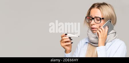 Malade jeune femme avec des lunettes attrapé froid, regardant le thermomètre, parlant sur le téléphone mobile. Froid, saison de la grippe Banque D'Images