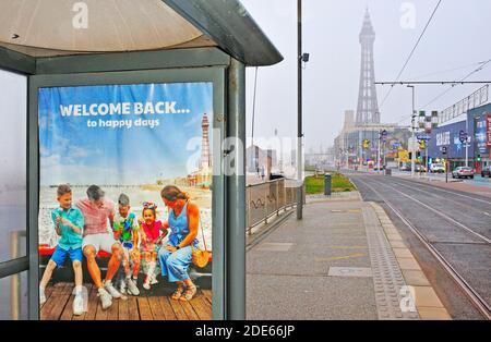 Je n'en reviens pas aux Happy Days car Blackpool (et lancashire) revient à la troisième place après le deuxième confinement de l'année se termine le 2 décembre 2020. L'affiche dans l'abri du tram montre de meilleurs moments après avoir verrouillé un lorsque les points de vente et l'hospitalité étaient ouverts à tous Banque D'Images