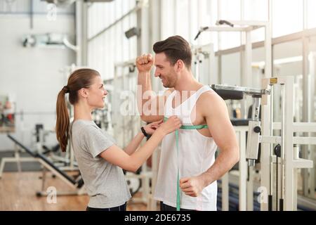 Un couple heureux et attrayant à la salle de gym. Banque D'Images