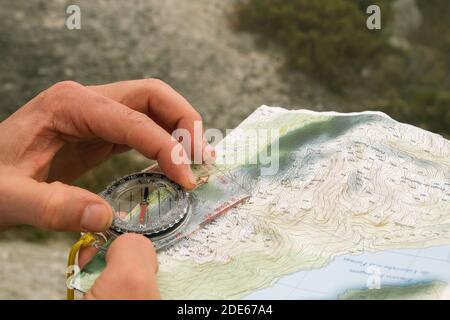 Explorer orientation avec boussole et carte topographique Banque D'Images