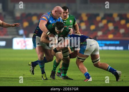 Londres, Angleterre. 29 novembre 2020. DaN Cole, de Leicester Tigers, s'attaque à Matt Rogerson, de London Irish, lors du match Gallagher Premiership entre London Irish et Leicester Tigers au Brentford Community Stadium. Credit: Richard Perriman/Alamy Live News Banque D'Images