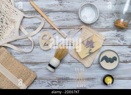 Aucun déchet accessoires de salle de bains sur fond de bois. Produit naturel écologique en bambou. Articles de beauté sans plastique.