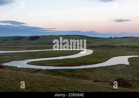 Angleterre, East Sussex, Eastbourne, South Downs National Park, Birling Gap, la rivière Cuckmere au coucher du soleil Banque D'Images