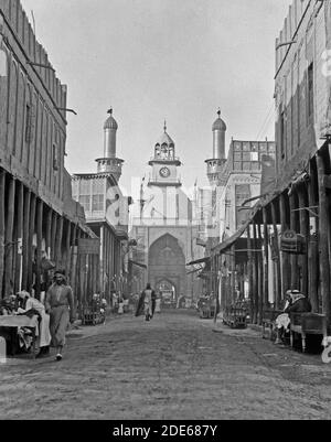 Histoire du Moyen-Orient - Irak. Curbela. Deuxième ville sainte des musulmans chiites [c'est-à-dire Musulmans]. Scène de rue près de l'entrée principale de la mosquée Banque D'Images