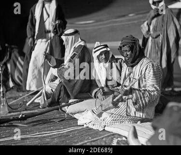 La vie bédouine en Trans-Jordanie. Le chef du spectacle. Un minstrel noir ca. 1920 Banque D'Images