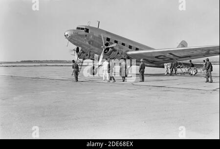 Légende originale: L'avion arrive [au port aérien de Lydda] - lieu: Israël--Lod ca. 1934-1939 Banque D'Images