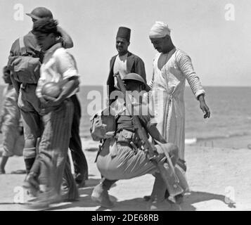 Légende originale : troubles de la Palestine pendant l'été 1936. Jaffa. Été 1936. Habitants recherchés pour les armes - lieu: Tel Aviv Israël ca. 1936 Banque D'Images