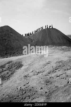 Histoire du Moyen-Orient - fouilles. Ain Shems (Beth Shemesh) sur la plaine de Sharon. Beth Shemesh excavations. Les vidages. Ligne de panier femmes silhoueté à l'horizon Banque D'Images