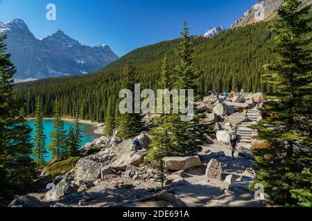 Moraine Lake Rockpile Trail en été ensoleillé jour matin, les touristes appréciant le paysage magnifique. Parc national Banff, Rocheuses canadiennes, Alberta Banque D'Images