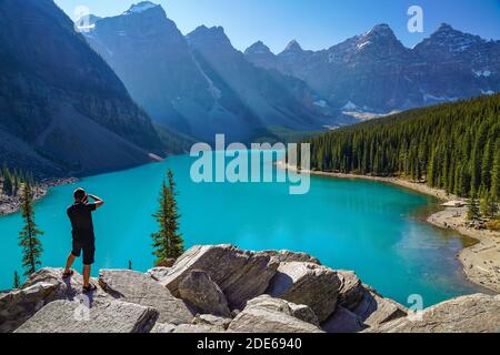 Moraine Lake Rockpile Trail en été ensoleillé jour matin, les touristes prenant des photos sur les beaux paysages. Parc national Banff, Rocheuses canadiennes Banque D'Images