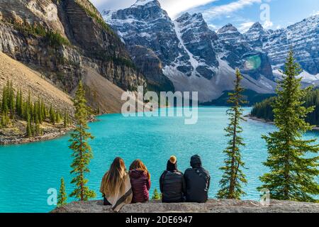 Moraine Lake Rockpile Trail en été ensoleillé jour matin, les touristes appréciant le paysage magnifique. Parc national Banff, Rocheuses canadiennes, Alberta Banque D'Images