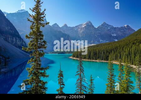 Lac Moraine beau paysage en été au début de l'automne ensoleillé le matin. Eau turquoise étincelante, Vallée des dix pics enneigée. Banf Banque D'Images