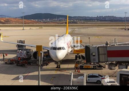 Avion de ligne de type Airbus A320 stationné dans une zone de service avec ambulift, ascenseur de restauration et jetée d'air connectés. Vue avant. Aéroport Sabiha Gokcen Banque D'Images