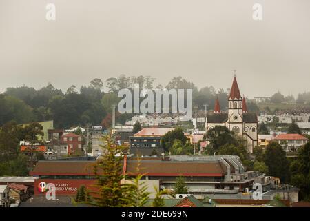 Vue d'un Puerto Varas brumeux avec l'église en bois du Sacré coeur de Jésus à Puerto Varas, Los Lagos, Chili, Amérique du Sud Banque D'Images