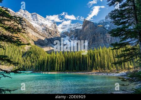 Lac Moraine beau paysage en été au début de l'automne ensoleillé le matin. Eau turquoise étincelante, Vallée des dix pics enneigée. Banf Banque D'Images