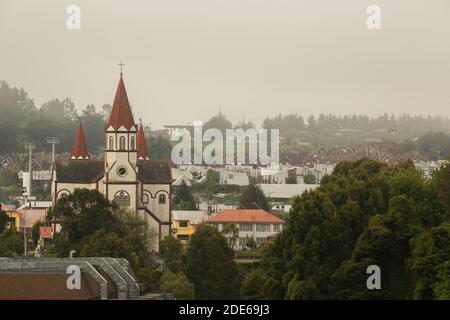 Vue d'un Puerto Varas brumeux avec l'église en bois du Sacré coeur de Jésus à Puerto Varas, Los Lagos, Chili, Amérique du Sud Banque D'Images