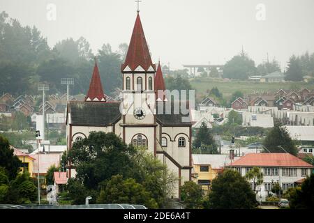 Vue d'un Puerto Varas brumeux avec l'église en bois du Sacré coeur de Jésus à Puerto Varas, Los Lagos, Chili, Amérique du Sud Banque D'Images