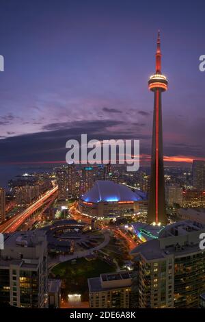 Vue panoramique de la Tour CN, de l'aquarium Ripley et du Rogers Centre au coucher du soleil, Toronto, Canada Banque D'Images
