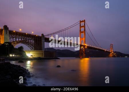 Golden Gate Bridge illuminé la nuit, San Francisco, Etats-Unis Banque D'Images
