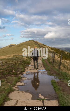 Randonneur sur le grand Ridge entre Mam Tor et Hollins Cross, parc national de Peak District, Derbyshire, Royaume-Uni Banque D'Images