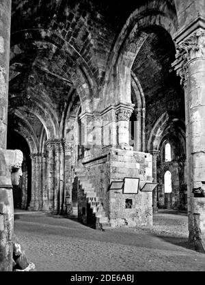 Histoire du Moyen-Orient - Tartous. La cathédrale Crusader. Int[érior] regarde S.W. .Â ; int[érior] regarde S.E. avec sarcophage Banque D'Images