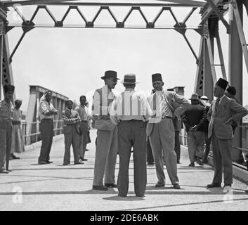 Nouveau pont Allenby au-dessus de la Jordanie montrant l'ancien pont aussi ca. 1934-1939 Banque D'Images