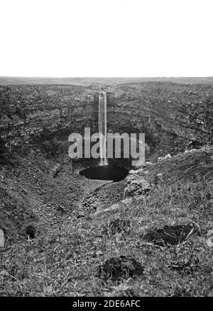 Légende originale : est de la Jordanie et de la mer Morte. Grande chute d'eau à Wady Rukkad - emplacement: Jordan ca. 1900 Banque D'Images