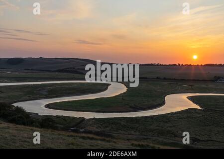 Angleterre, East Sussex, Eastbourne, South Downs National Park, Birling Gap, la rivière Cuckmere au coucher du soleil Banque D'Images