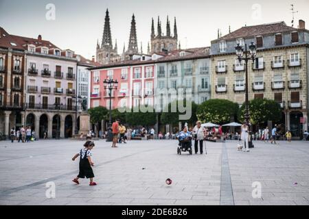 Les habitants de la place principale à Burgos, en Espagne, en Europe. Banque D'Images