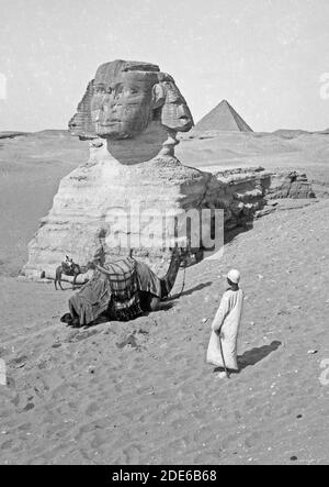 Légende originale: Vues égyptiennes; les pyramides de Gizeh. Le Sphinx - lieu: Egypte--Jizah ca. 1900 Banque D'Images