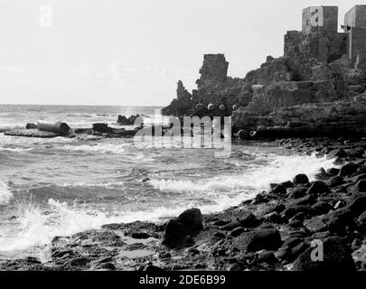 Légende originale : vues sur le nord. Césarée. Ruines de l'ancien front de mer d'où Paul a mis la voile pour Rome - emplacement: Israël--Caesarea ca. 1920 Banque D'Images