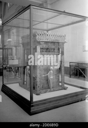 Légende originale: Egypte. Le Caire. Musée. Le 3ème cercueil intérieur de Toutankhamon; sanctuaire canoppique - lieu: Egypte--le Caire ca. 1934-1939 Banque D'Images