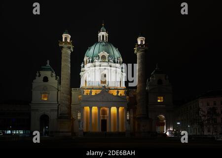 Vue nocturne de l'église illuminée St Charles, Vienne, Autriche Banque D'Images