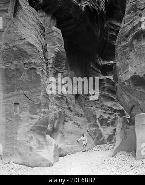 Légende originale: Petra (Wadi Musa). Dans es-Siq. Montrant le canal d'eau le long de la falaise - emplacement: Petra Jordan ca. 1920 Banque D'Images