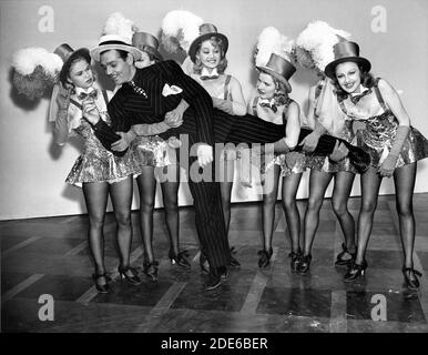 CLARK POTENT de la publicité AVEC ses Dancing Girls VIRGINIA DALE LORRAINE KREUGER PAULA STONE BERNADENE HAYES JOAN MARSH et VIRGINIA GRAY pour LE PLAISIR D'IDIOT 1939 réalisateur CLARENCE BROWN play / scénario Robert E. Sherwood Metro Goldwyn Mayer Banque D'Images