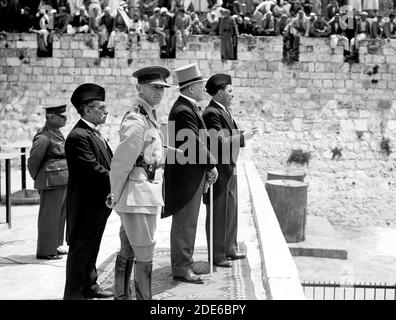 Histoire du Moyen-Orient - des recrues arabes défilent à Jérusalem. Eff. Jamal. Toukan M. Keith Roach Col. Manley Mil. Como. Et Mustafa Bey Khalidi Banque D'Images