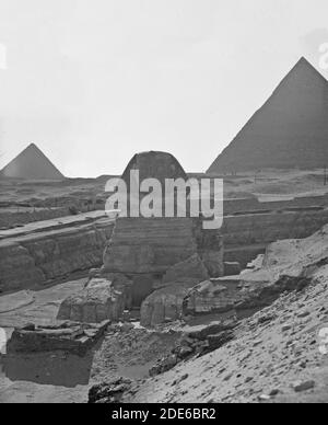 Légende originale: Egypte. Sphinx et pyramides. Le Sphinx (pleine face) et deux pyramides - emplacement : Egypte--Jizah ca. 1934-1939 Banque D'Images