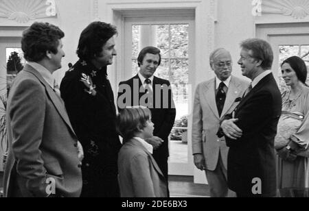 Jimmy carter avec Johnny Cash et sa famille ca. 14 juin 1977 Banque D'Images